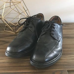 Clark’s men’s dress shoe. Only worn twice!!